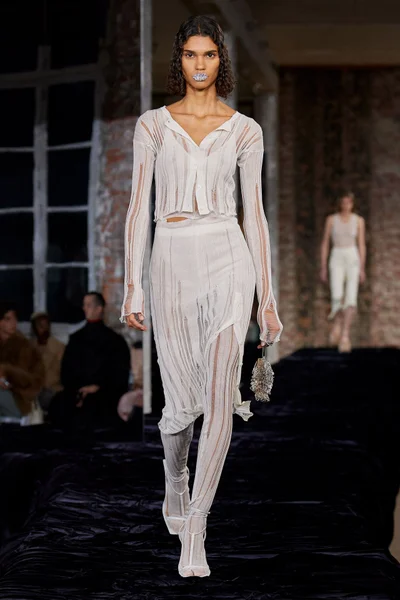 Look 32
